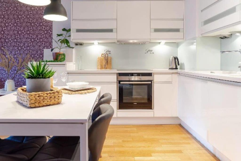 Uroczy Apartament - Angel City Krasków Exteriör bild